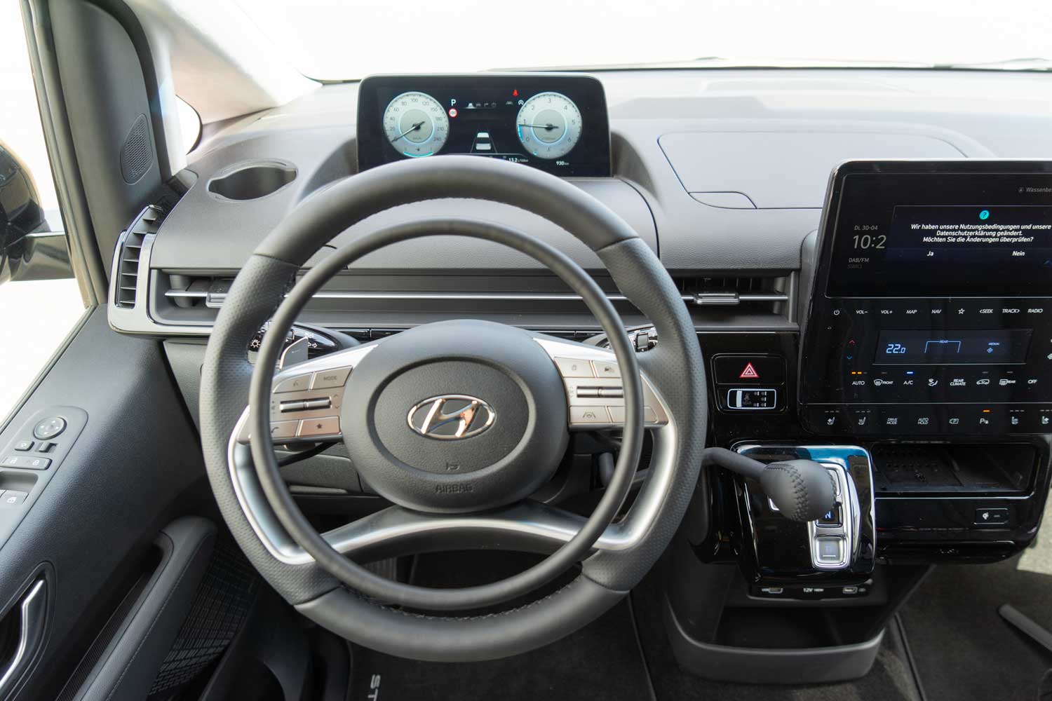 Behindertengerechter Hyundai Staria, Selbstfahrerumbau, Gasring, Lift, Transferkonsole, Sodermanns