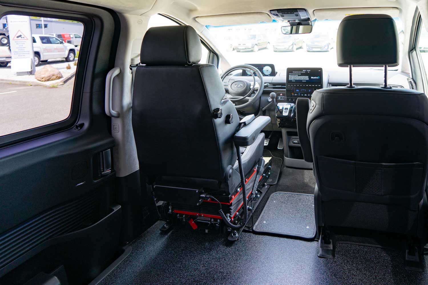 Behindertengerechter Hyundai Staria, Selbstfahrerumbau, Gasring, Lift, Transferkonsole, Sodermanns