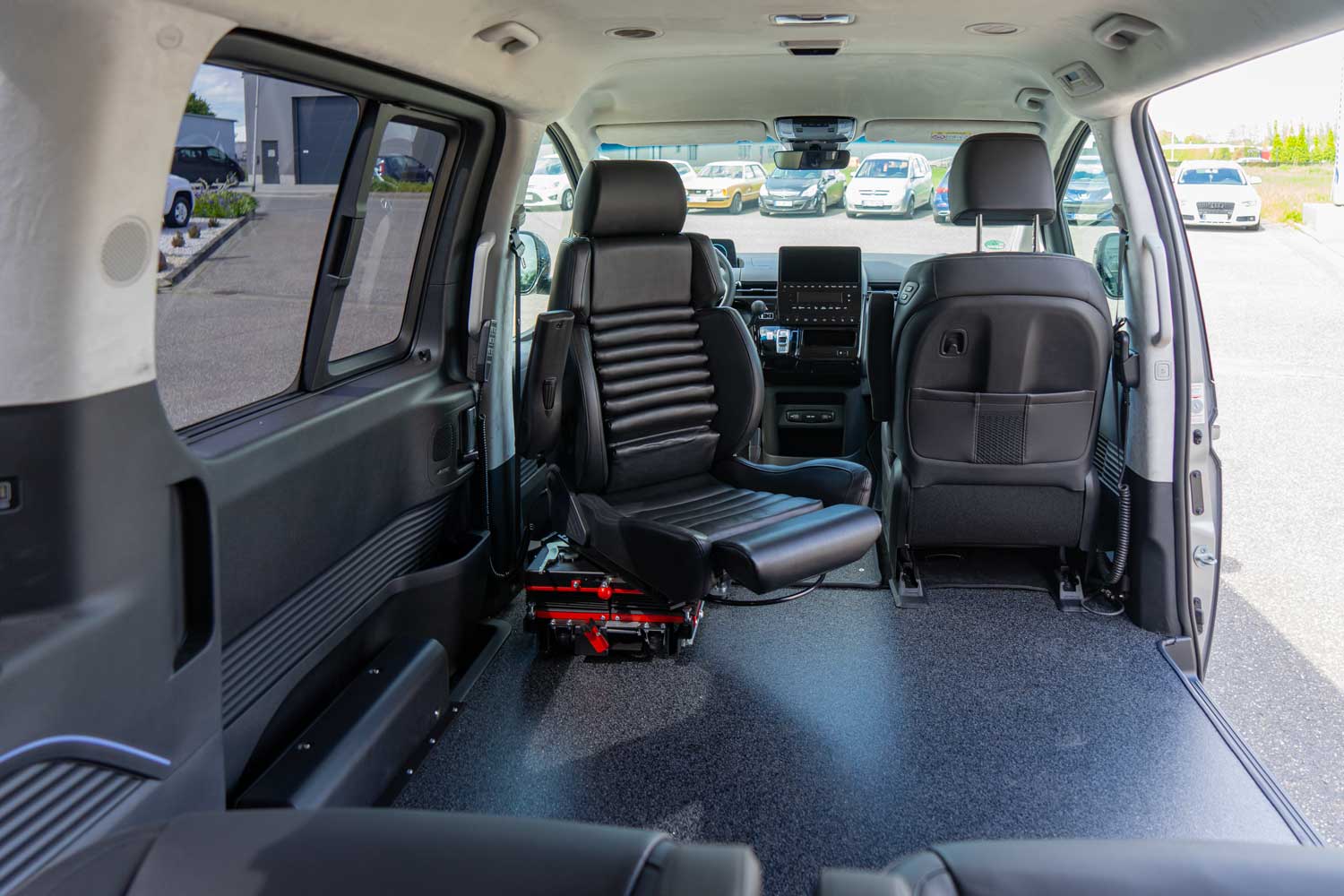 Behindertengerechter Hyundai Staria, Selbstfahrerumbau, Gasring, Lift, Transferkonsole, Sodermanns