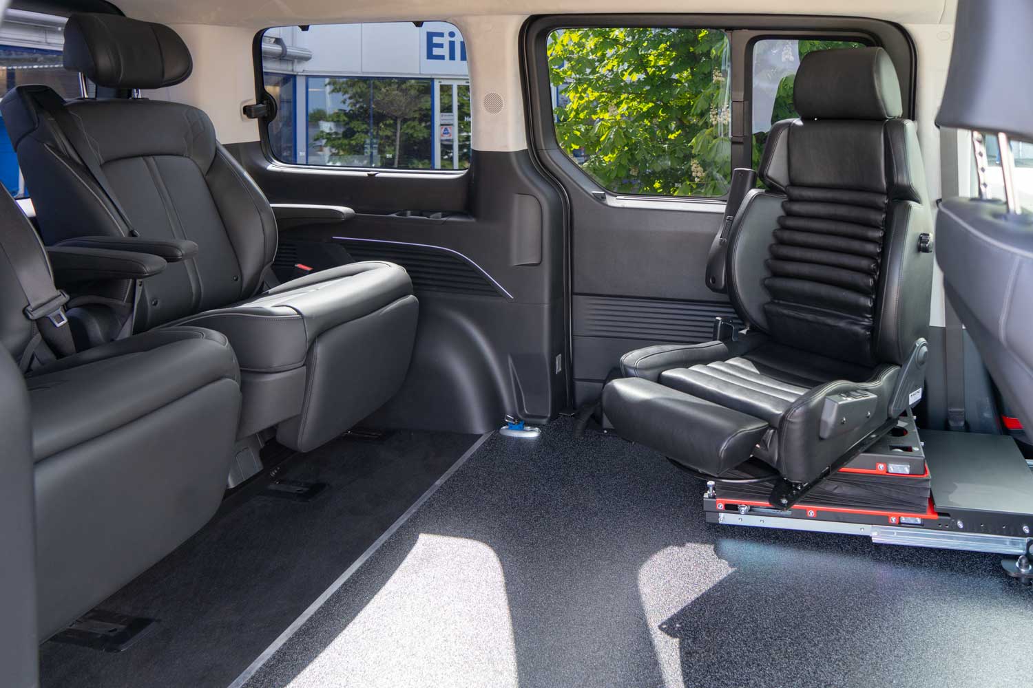 Behindertengerechter Hyundai Staria, Selbstfahrerumbau, Gasring, Lift, Transferkonsole, Sodermanns