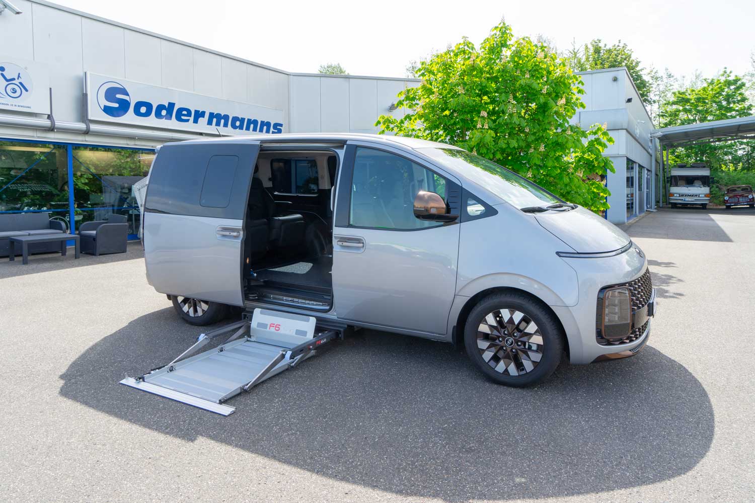 Behindertengerechter Hyundai Staria, Selbstfahrerumbau, Gasring, Lift, Transferkonsole, Sodermanns