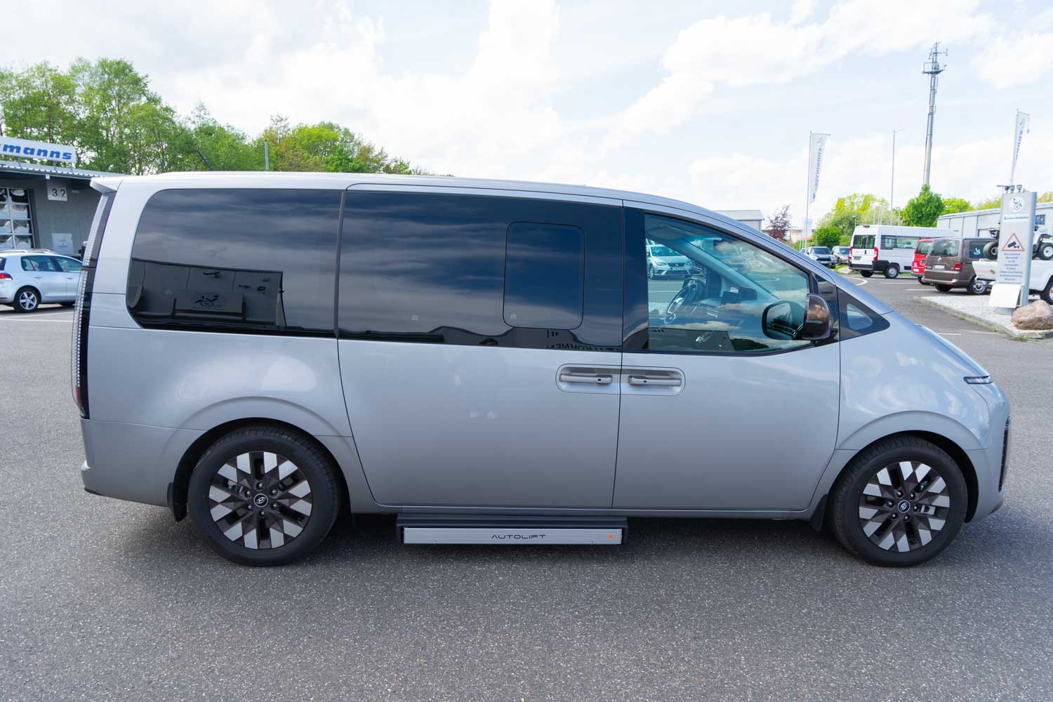 Behindertengerechter Hyundai Staria, Selbstfahrerumbau, Gasring, Lift, Transferkonsole, Sodermanns