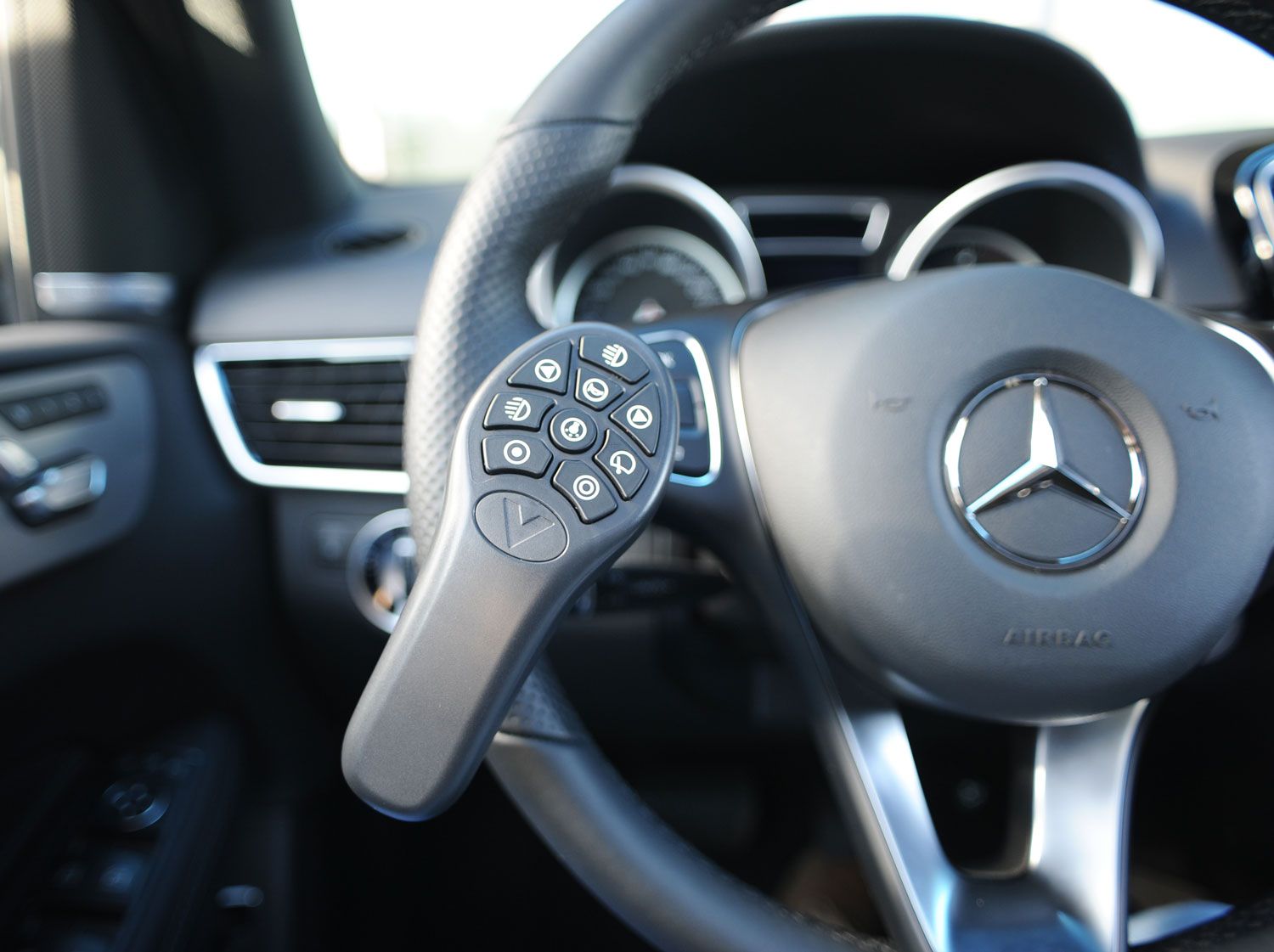 MFD, Multifunktionslenkraddrehknauf, Handbediengerät, behindertengerechter Fahrzeugumbau, Sodermanns