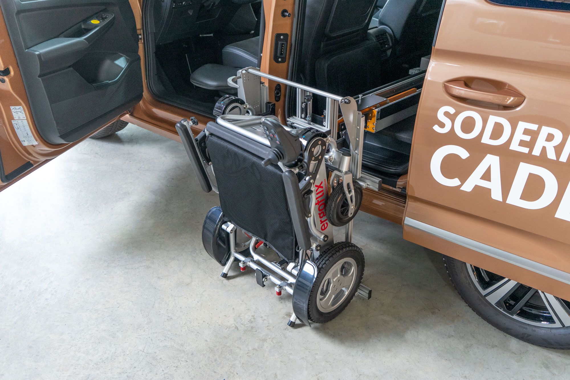 Ergoflix Elektro Rollstuhl Verladung im Ladeboy S2, behindertengerecht, Auto, Handicap, Sodermanns