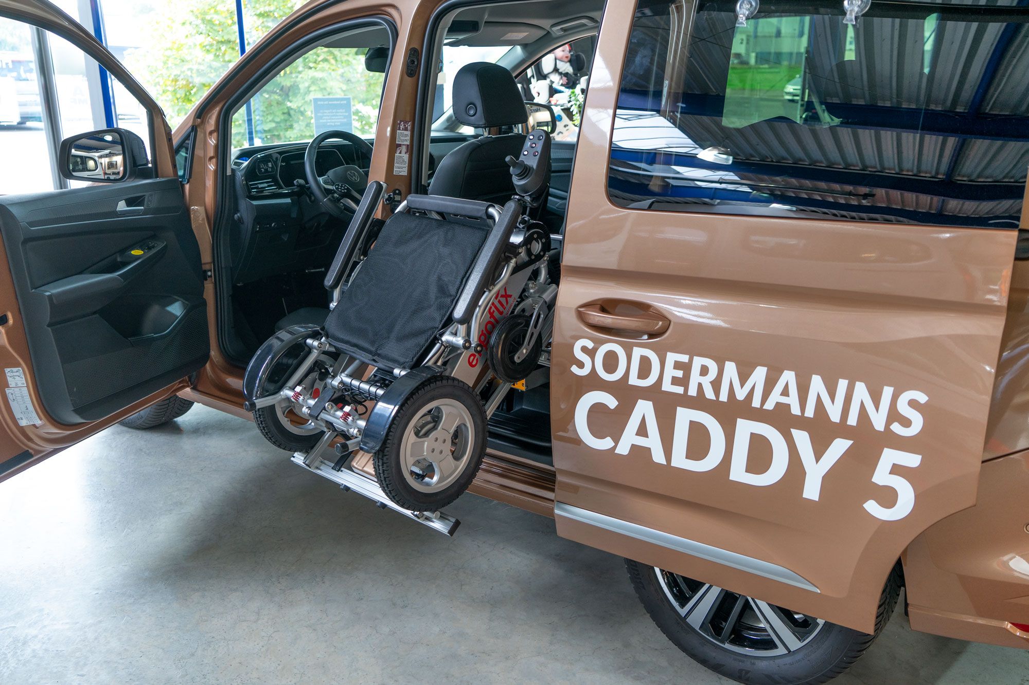 Ergoflix Elektro Rollstuhl Verladung im Ladeboy S2, behindertengerecht, Auto, Handicap, Sodermanns