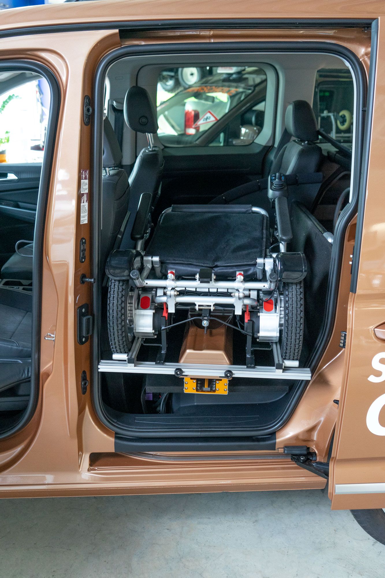 Ergoflix Elektro Rollstuhl Verladung im Ladeboy S2, behindertengerecht, Auto, Handicap, Sodermanns