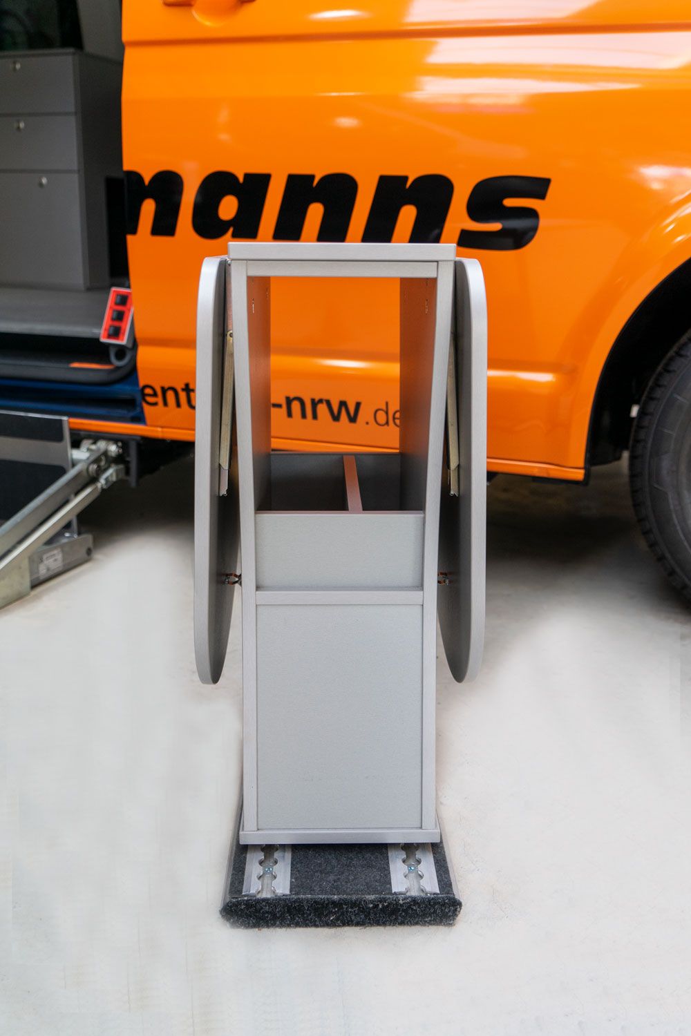 Butterfly Tisch, klappbar, Camping mit Handicap, Smartfloorboden, Ablagefach, Sodermanns