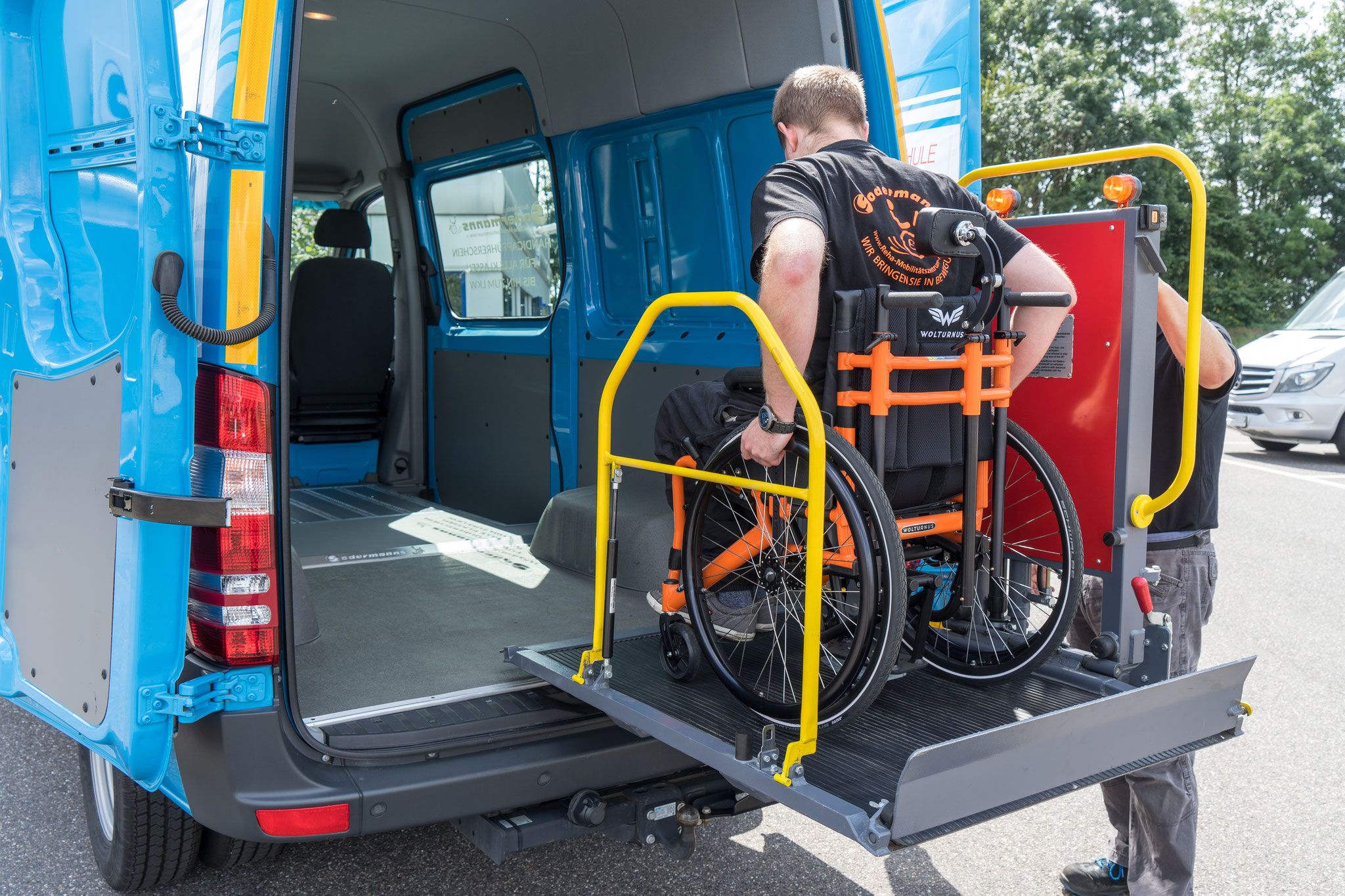 Schwenklift, Einstiegshilfe, behindertengerechter Fahrzeugumbau, Sodermanns