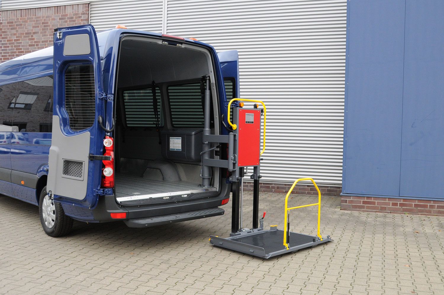 Schwenklift, Einstiegshilfe, behindertengerechter Fahrzeugumbau, Sodermanns