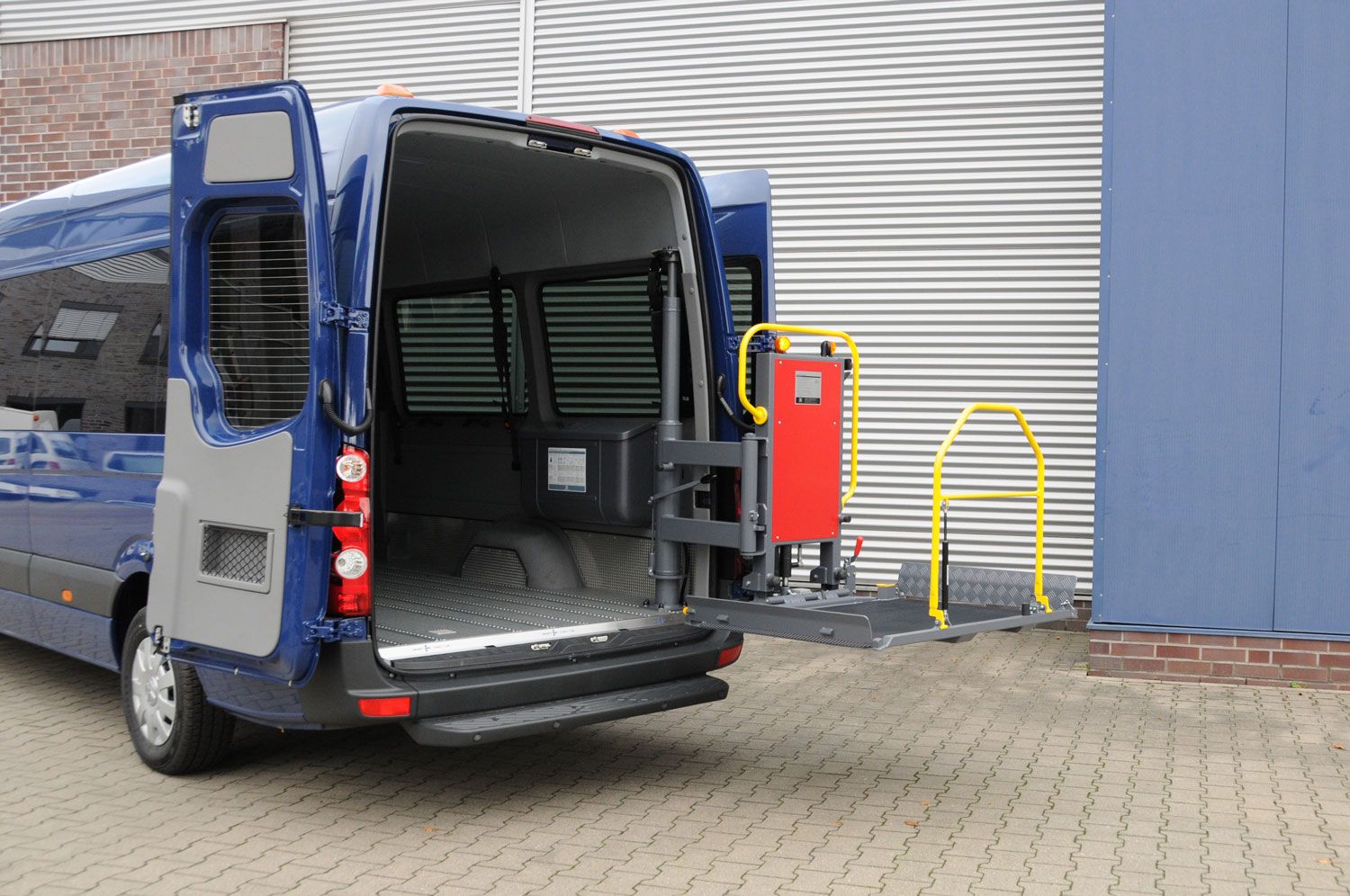 Schwenklift, Einstiegshilfe, behindertengerechter Fahrzeugumbau, Sodermanns