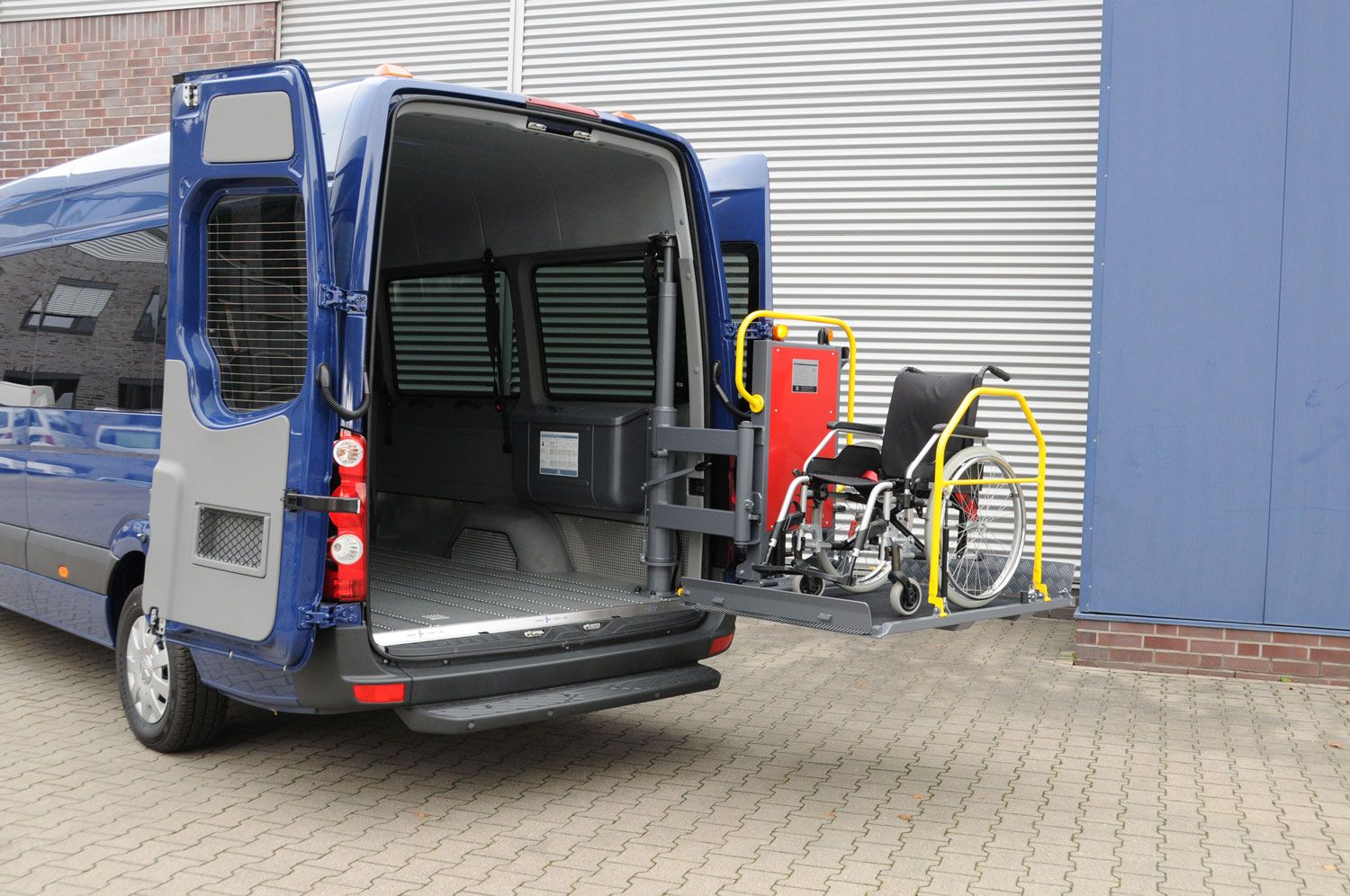 Schwenklift, Einstiegshilfe, behindertengerechter Fahrzeugumbau, Sodermanns