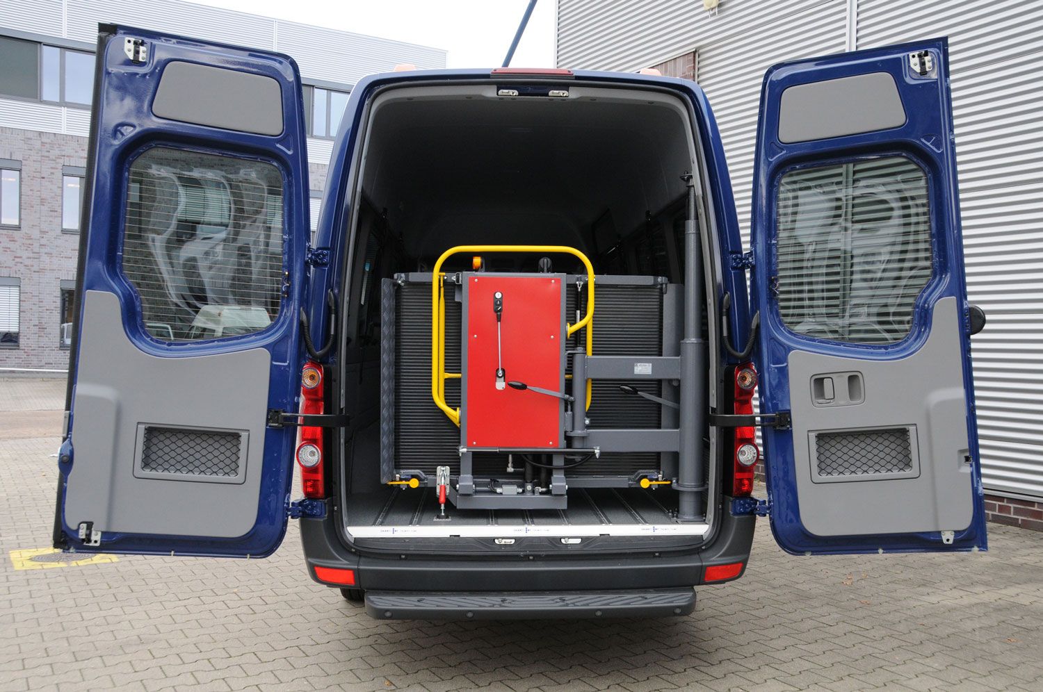 Schwenklift, Einstiegshilfe, behindertengerechter Fahrzeugumbau, Sodermanns