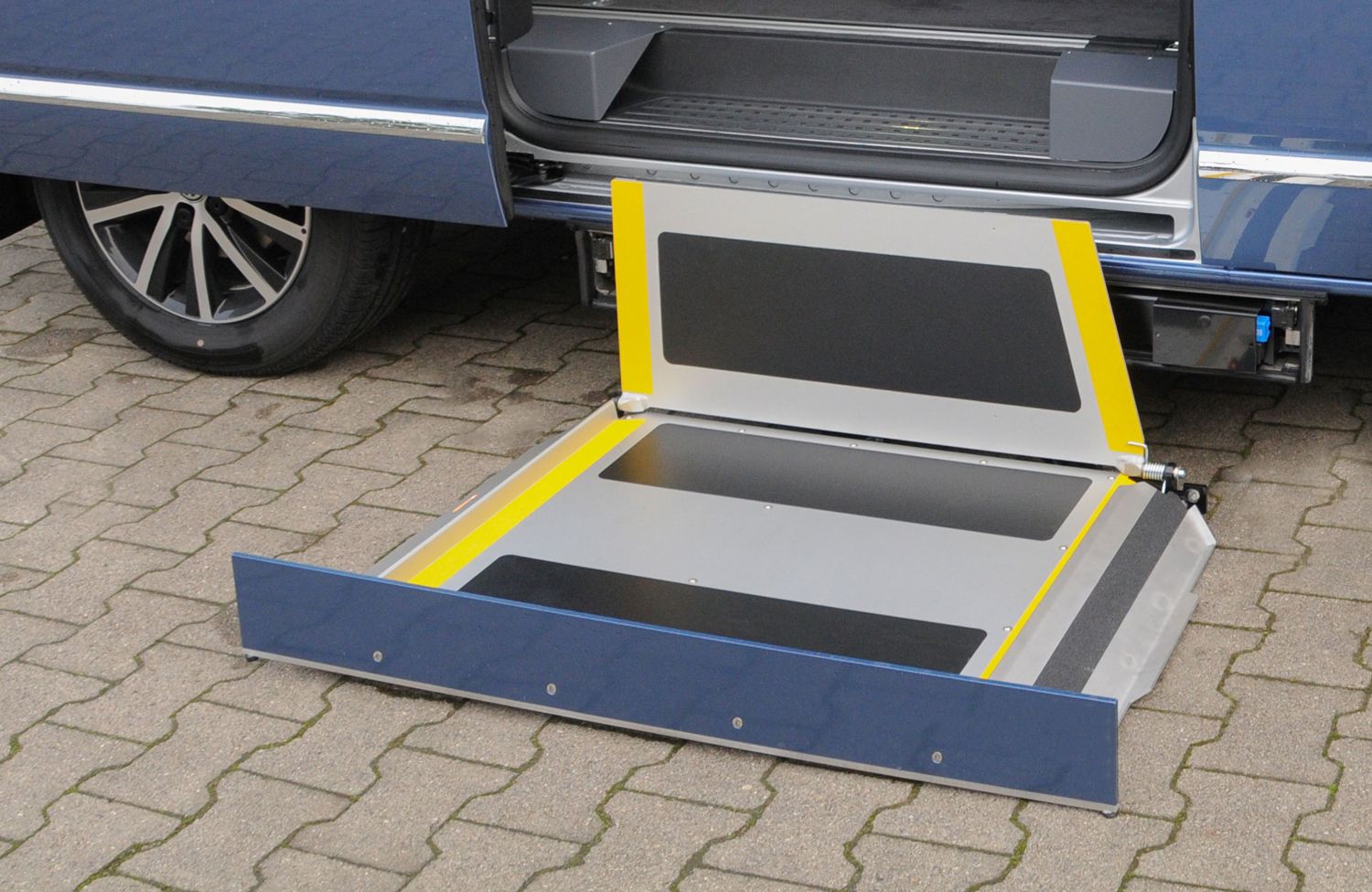 Unterflur Kassettenlift, Einstiegshilfe, behindertengerechter Fahrzeugumbau, Sodermanns