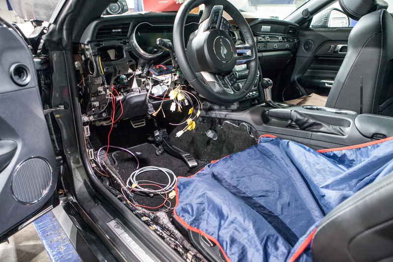 Behindertengerechter Ford Mustang 5.0 V8 GT Selbstfahrerumbau, Einbau Elektronik