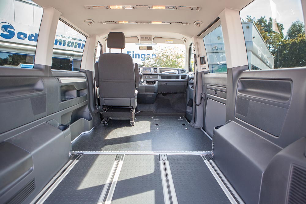 Behindertengerechter Volkswagen T6 Multivan, Selbstfahrerumbau, Kassetttenlift, Bodenbegradigung, Handgerät Gas Bremse, Waschbecken, Kochfeld, WC, Sodermanns