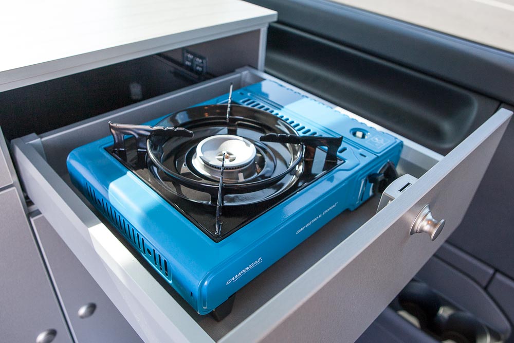 Behindertengerechter Volkswagen T6 Multivan, Selbstfahrerumbau, Kassetttenlift, Bodenbegradigung, Handgerät Gas Bremse, Waschbecken, Kochfeld, WC, Sodermanns