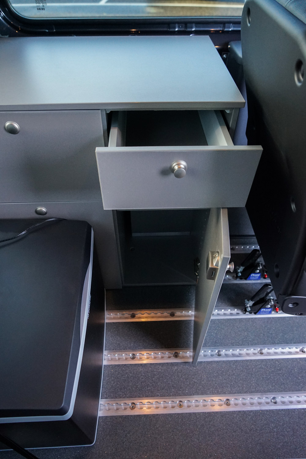 Behindertengerechtes Mercedes Benz Reisemobil, Beifahrerumbau, seitlicher Lift, klappbare Liege, 6 Wege Konsole, Orthopädischer Beifahrersitz, Alurasterschienen, Smartseats, Freizeitblock, Sodermanns