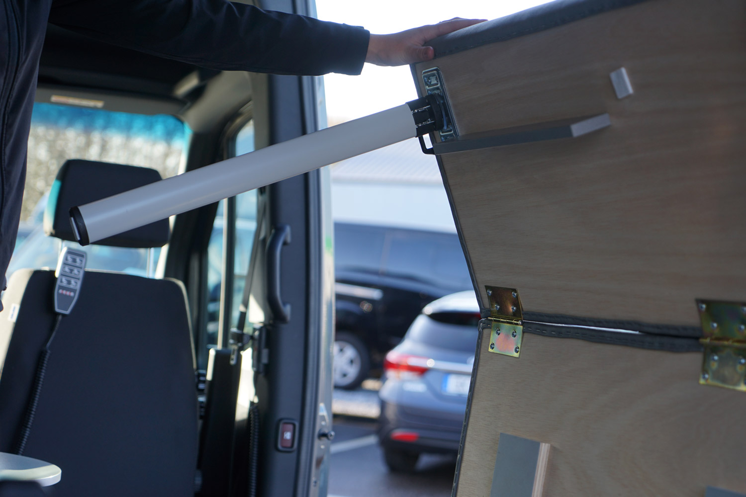 Behindertengerechtes Mercedes Benz Reisemobil, Beifahrerumbau, seitlicher Lift, klappbare Liege, 6 Wege Konsole, Orthopädischer Beifahrersitz, Alurasterschienen, Smartseats, Freizeitblock, Sodermanns