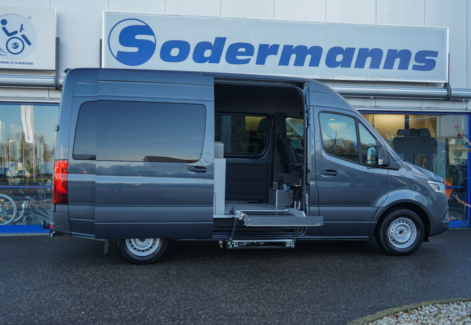 Behindertengerechtes Mercedes Benz Reisemobil, Beifahrerumbau, seitlicher Lift, klappbare Liege, 6 Wege Konsole, Orthopädischer Beifahrersitz, Alurasterschienen, Smartseats, Freizeitblock, Sodermanns