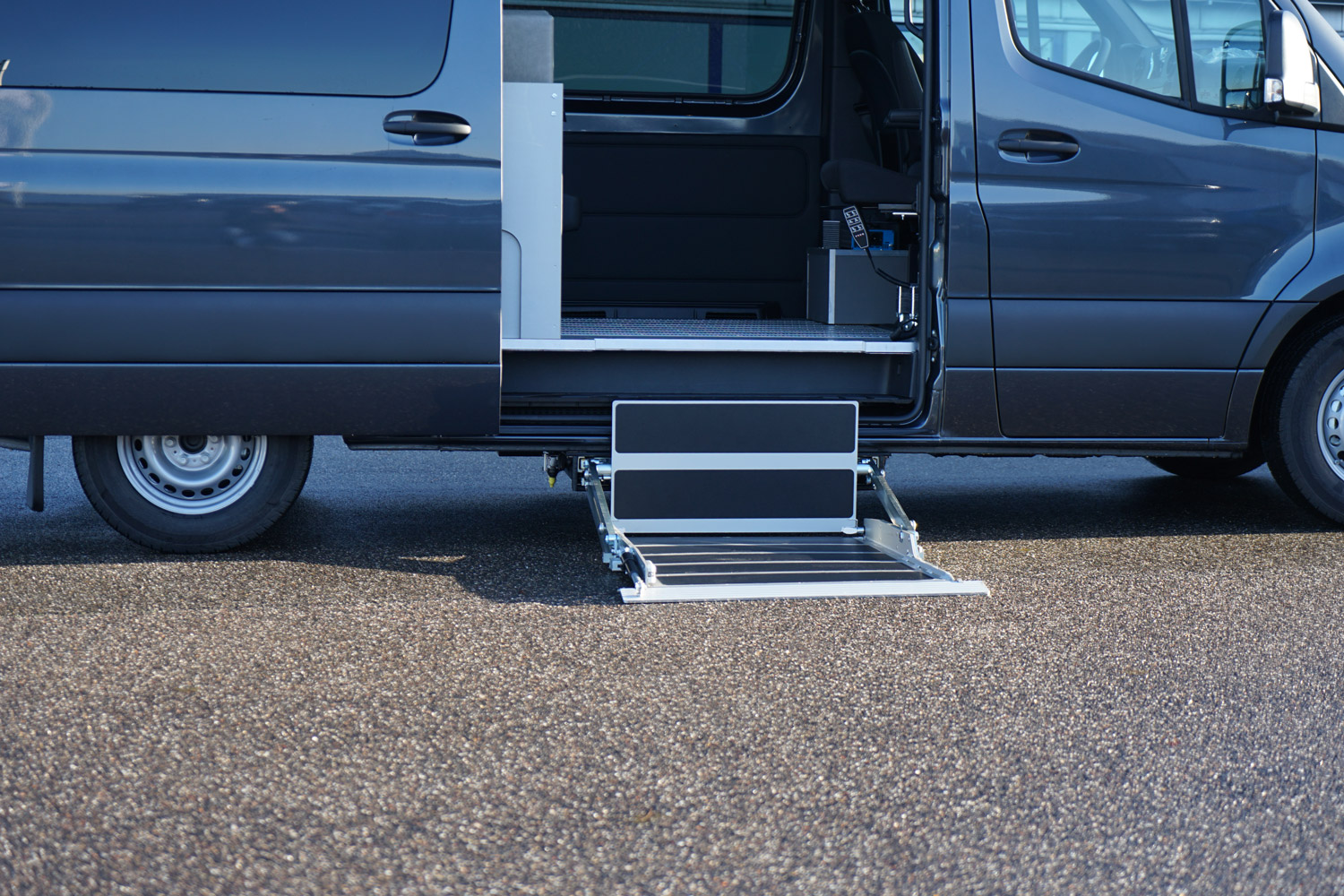 Behindertengerechtes Mercedes Benz Reisemobil, Beifahrerumbau, seitlicher Lift, klappbare Liege, 6 Wege Konsole, Orthopädischer Beifahrersitz, Alurasterschienen, Smartseats, Freizeitblock, Sodermanns