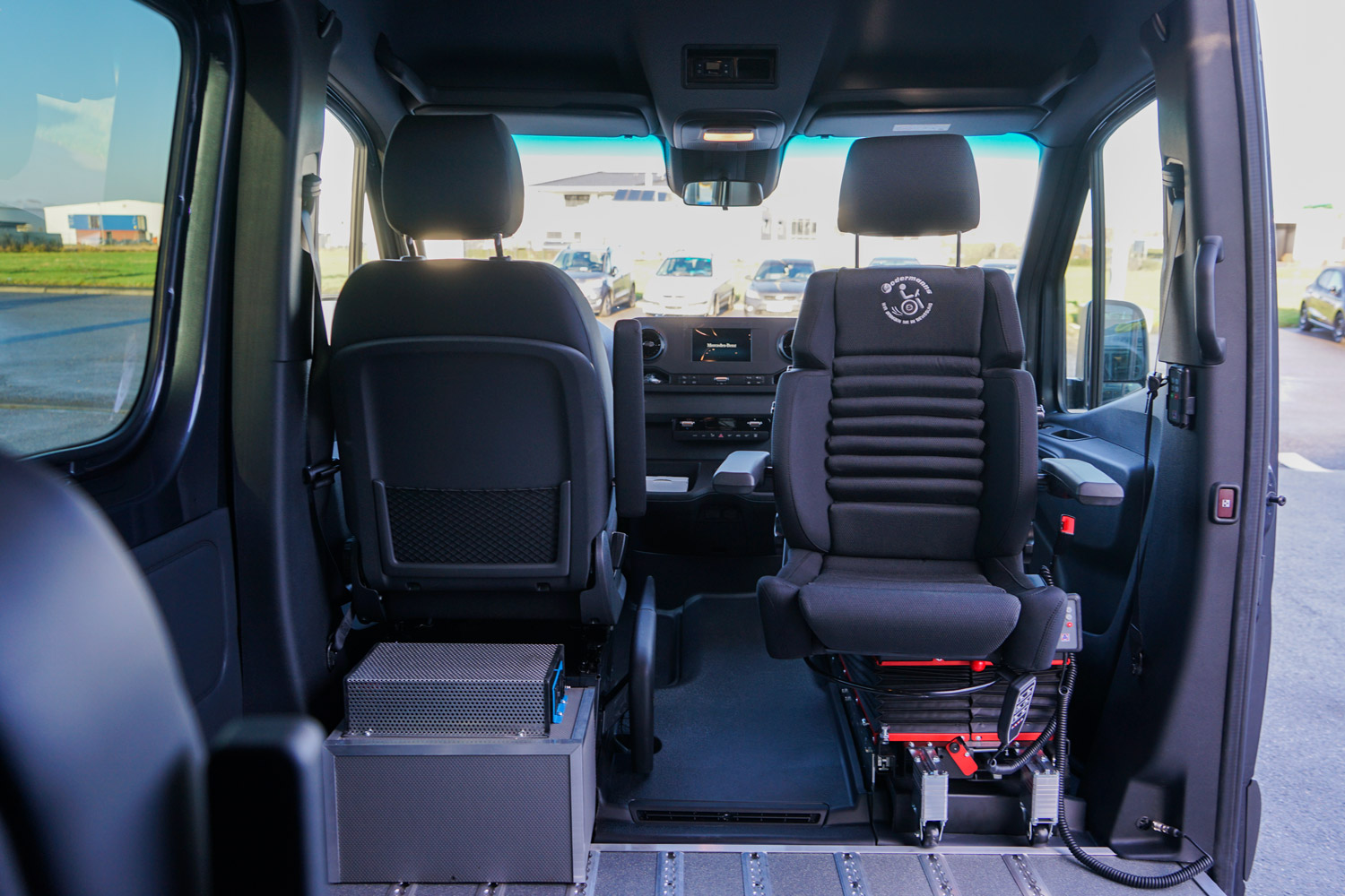 Behindertengerechtes Mercedes Benz Reisemobil, Beifahrerumbau, seitlicher Lift, klappbare Liege, 6 Wege Konsole, Orthopädischer Beifahrersitz, Alurasterschienen, Smartseats, Freizeitblock, Sodermanns