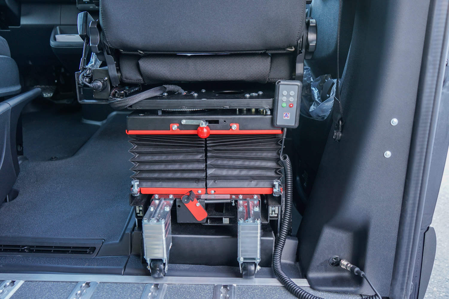 Behindertengerechtes Mercedes Benz Reisemobil, Beifahrerumbau, seitlicher Lift, klappbare Liege, 6 Wege Konsole, Orthopädischer Beifahrersitz, Alurasterschienen, Smartseats, Freizeitblock, Sodermanns