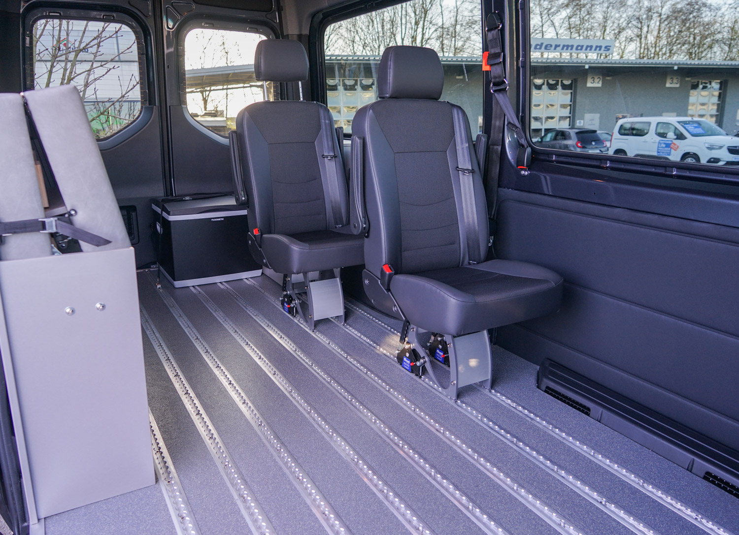 Behindertengerechtes Mercedes Benz Reisemobil, Beifahrerumbau, seitlicher Lift, klappbare Liege, 6 Wege Konsole, Orthopädischer Beifahrersitz, Alurasterschienen, Smartseats, Freizeitblock, Sodermanns