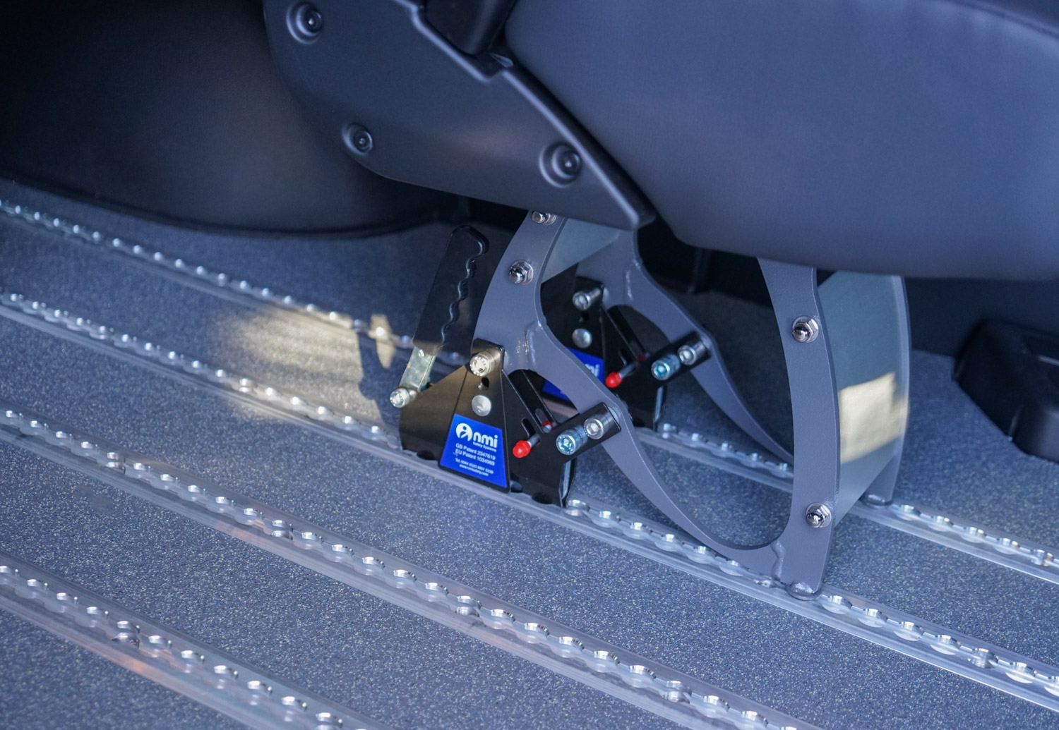 Behindertengerechtes Mercedes Benz Reisemobil, Beifahrerumbau, seitlicher Lift, klappbare Liege, 6 Wege Konsole, Orthopädischer Beifahrersitz, Alurasterschienen, Smartseats, Freizeitblock, Sodermanns