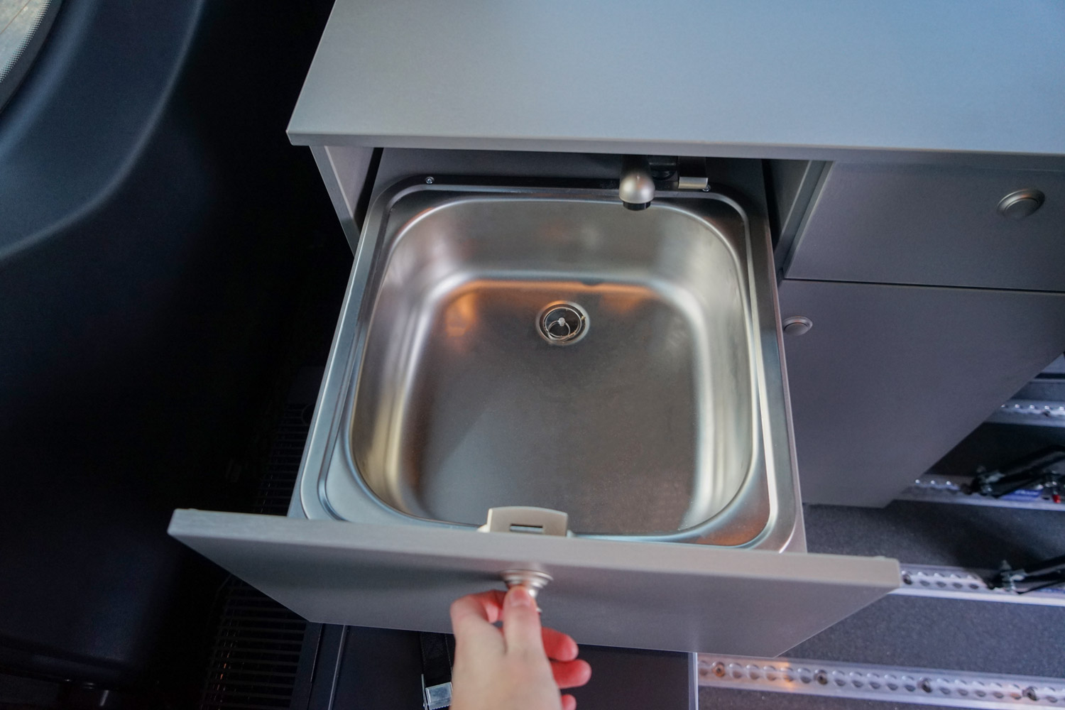 Behindertengerechtes Mercedes Benz Reisemobil, Beifahrerumbau, seitlicher Lift, klappbare Liege, 6 Wege Konsole, Orthopädischer Beifahrersitz, Alurasterschienen, Smartseats, Freizeitblock, Sodermanns