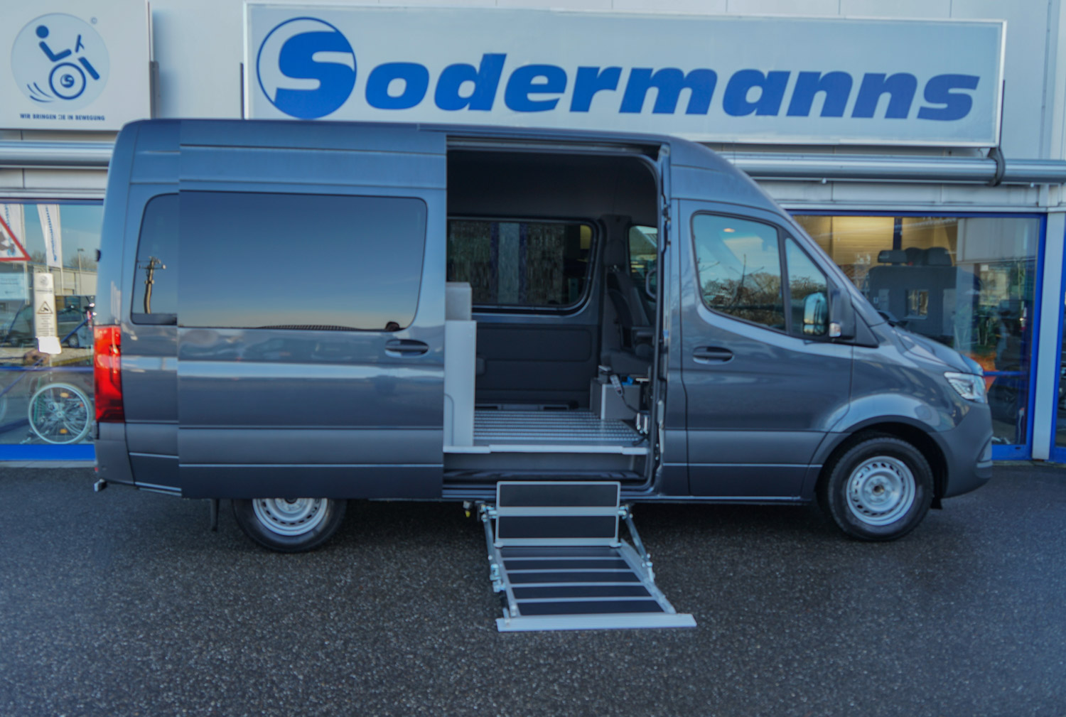 Behindertengerechtes Mercedes Benz Reisemobil, Beifahrerumbau, seitlicher Lift, klappbare Liege, 6 Wege Konsole, Orthopädischer Beifahrersitz, Alurasterschienen, Smartseats, Freizeitblock, Sodermanns