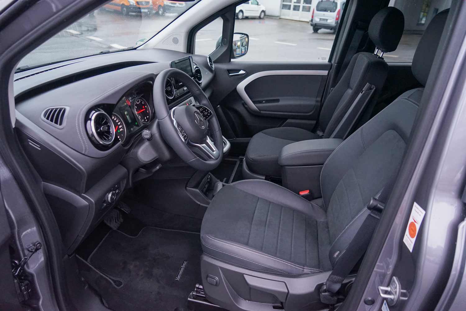 Behindertengerechter Mercedes Benz T180, Turny Evo, Hub- Schwenksitz