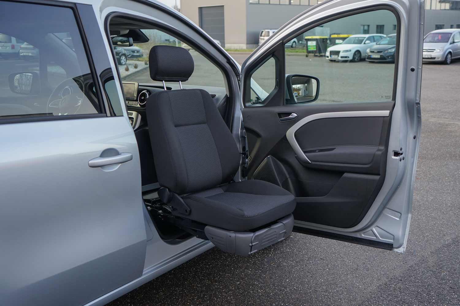 Behindertengerechter Mercedes Benz T180, Turny Evo, Hub- Schwenksitz