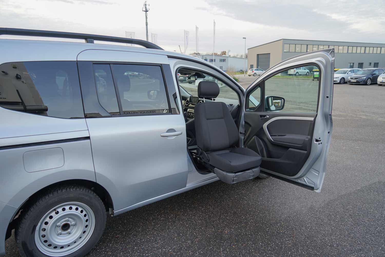 Behindertengerechter Mercedes Benz T180, Turny Evo, Hub- Schwenksitz