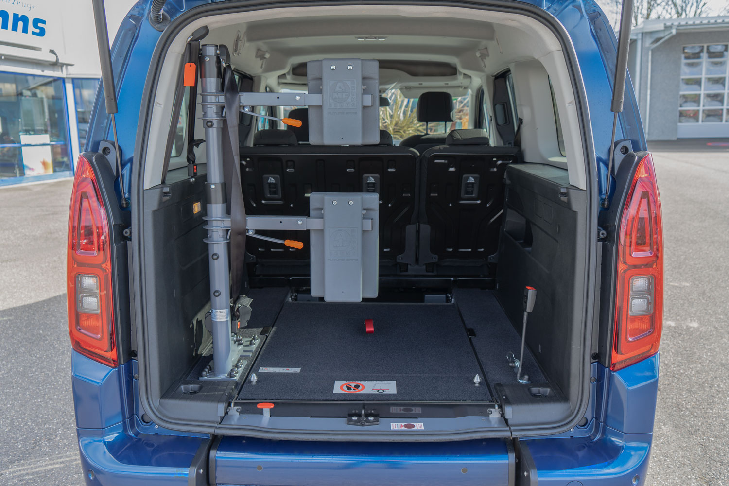 Behindertengerechter Opel Combo, Beifahrerumbau, Heckeinstieg