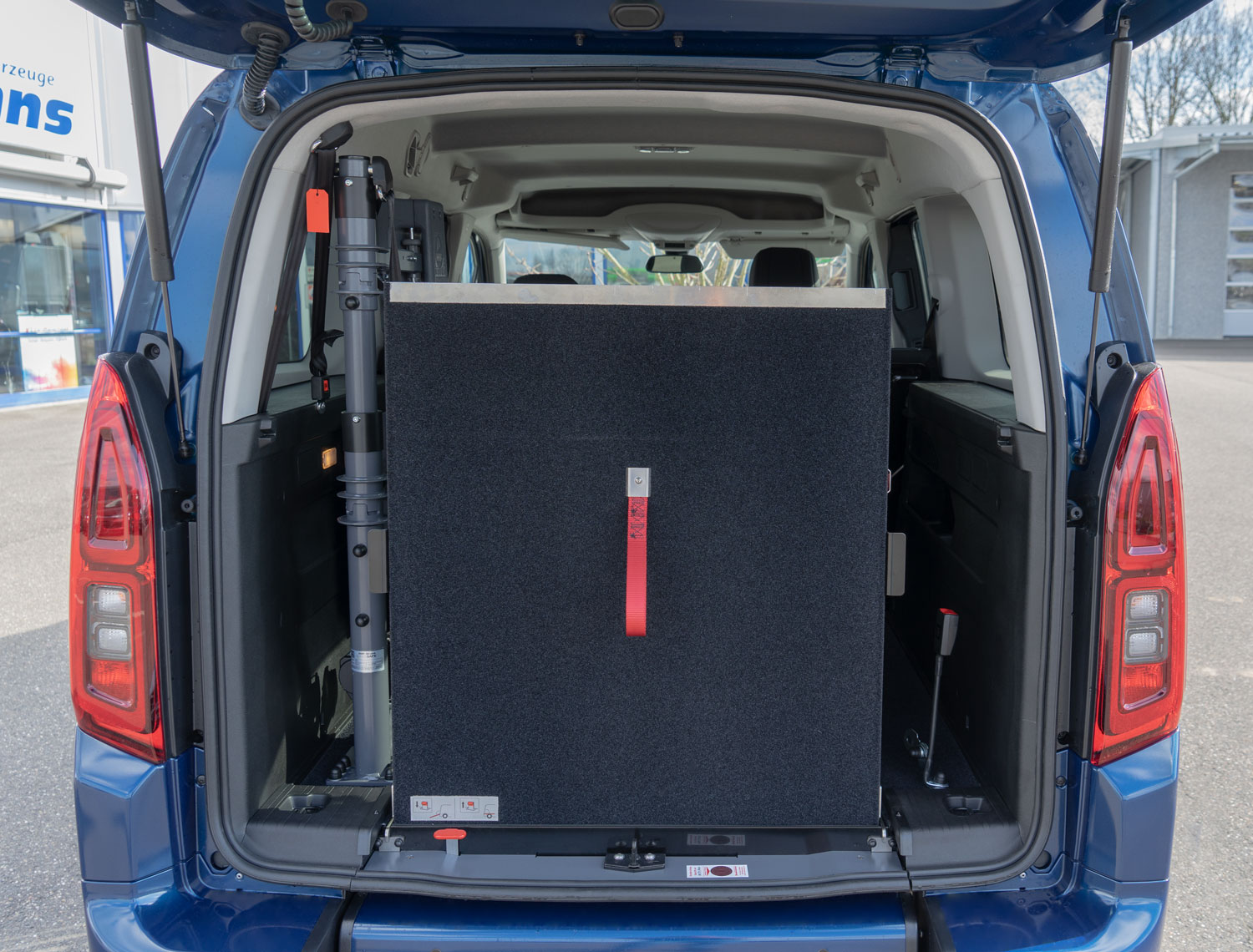 Behindertengerechter Opel Combo, Beifahrerumbau, Heckeinstieg