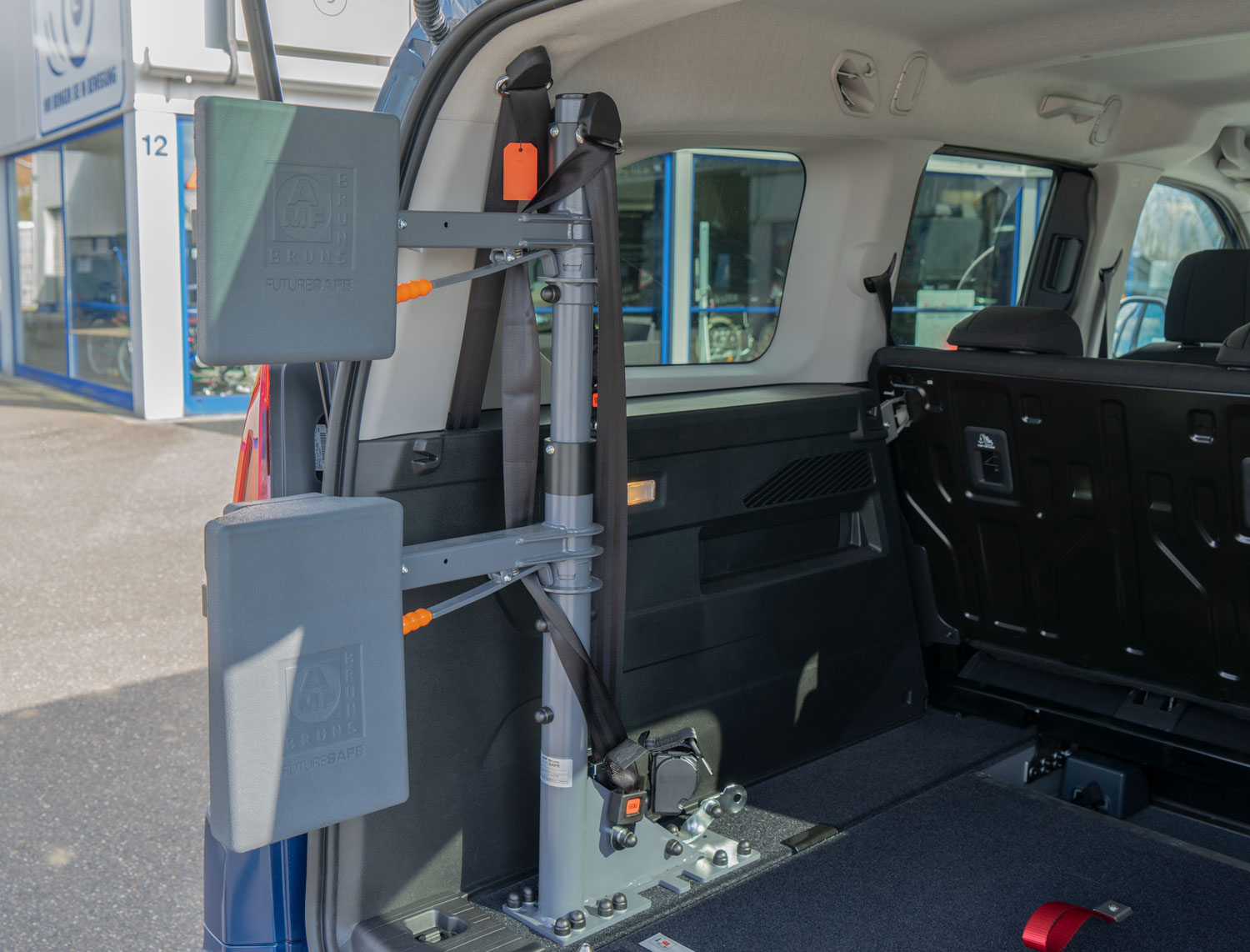 Behindertengerechter Opel Combo, Beifahrerumbau, Heckeinstieg