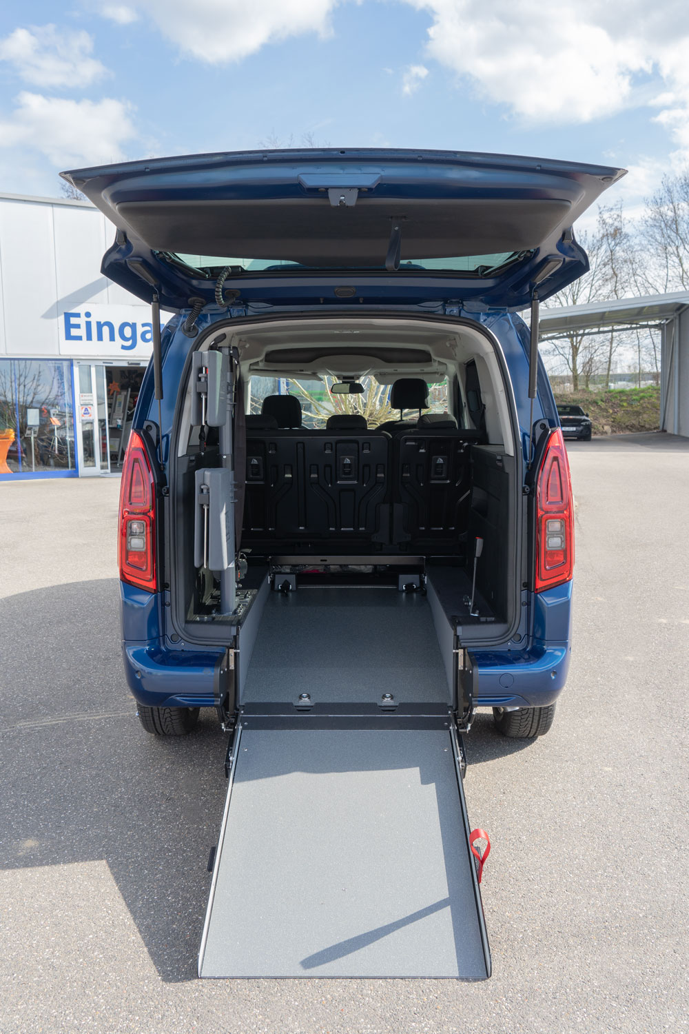 Behindertengerechter Opel Combo, Beifahrerumbau, Heckeinstieg