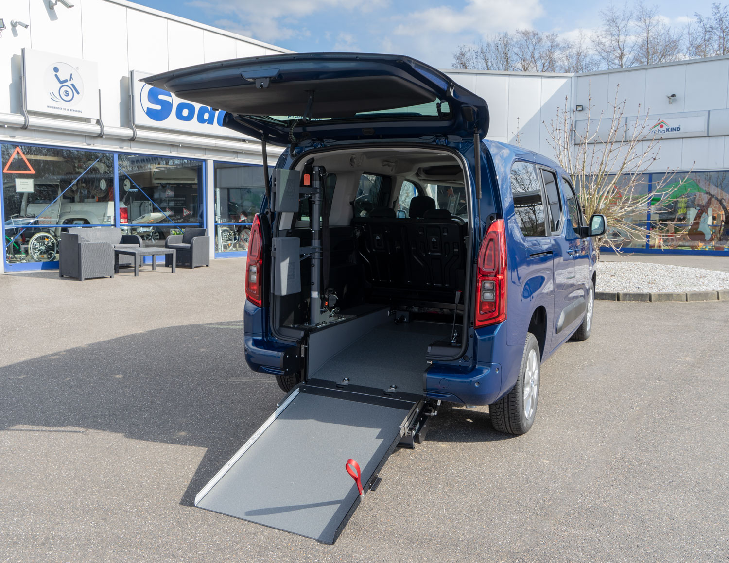 Behindertengerechter Opel Combo, Beifahrerumbau, Heckeinstieg