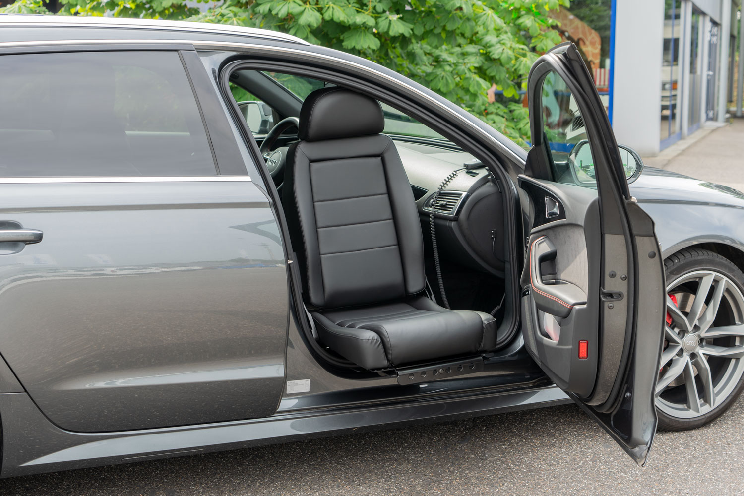 Behindertengerechter Audi A6 Avant, Beifahrerumbau, Dreh- Schwenksitz, Sodermanns