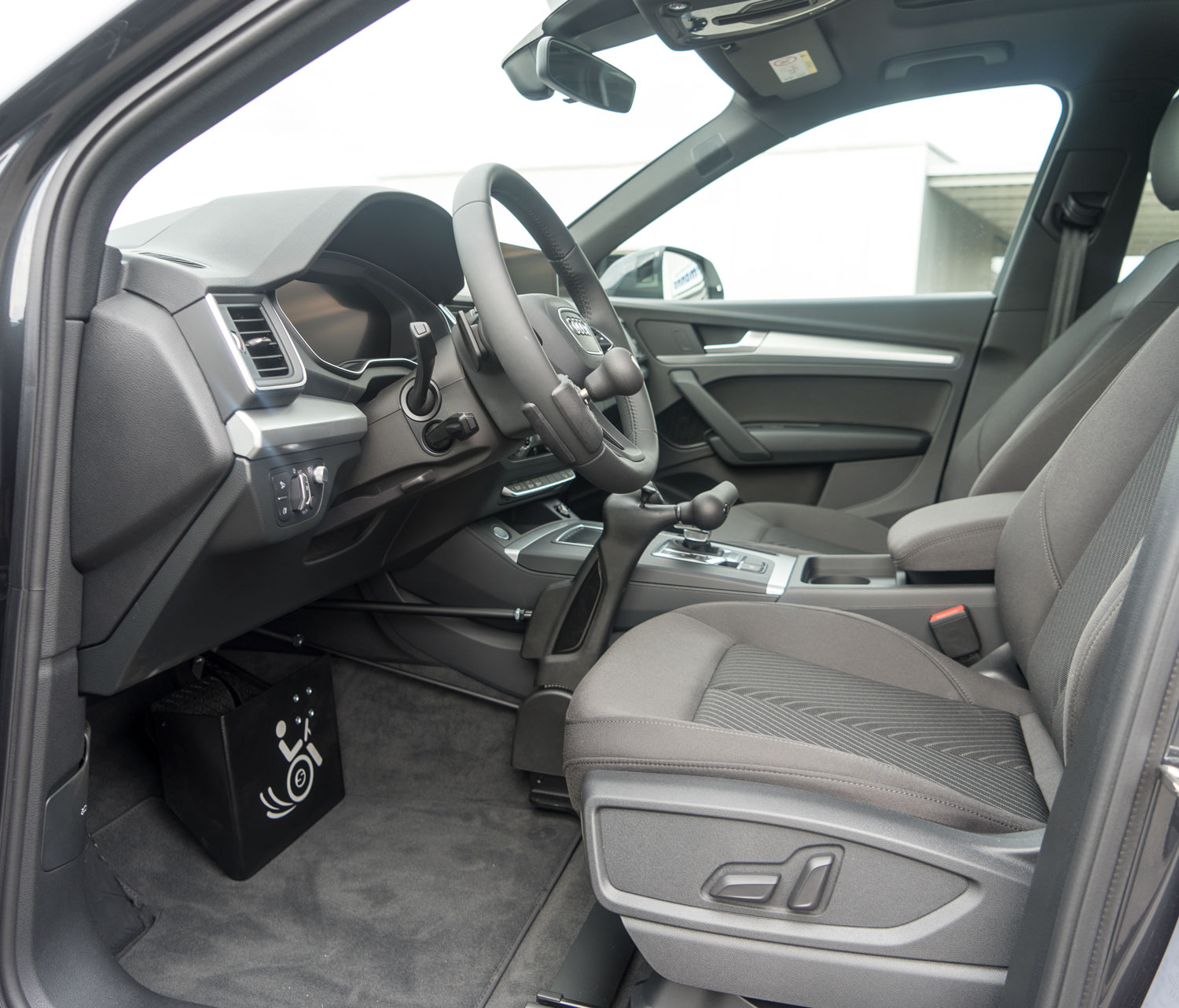 Behindertengerechter Audi Q5, Selbstfahrerumbau, Handgerät, Lenkraddrehknauf, Pedalsperre, Sodermanns