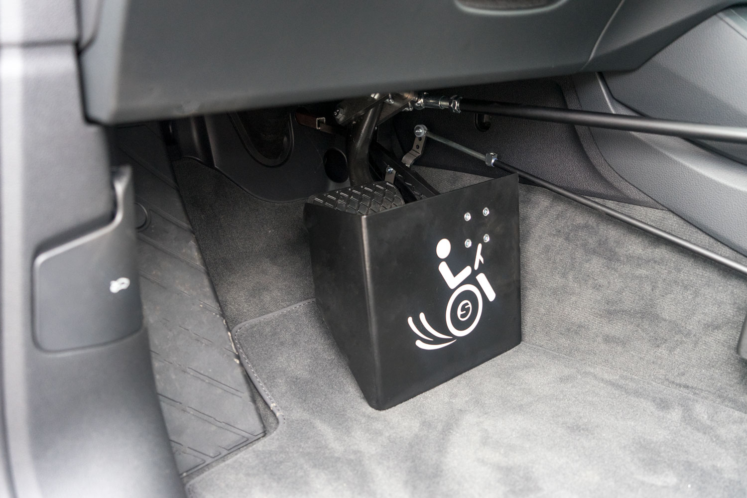 Behindertengerechter Audi Q5, Selbstfahrerumbau, Handgerät, Lenkraddrehknauf, Pedalsperre, Sodermanns