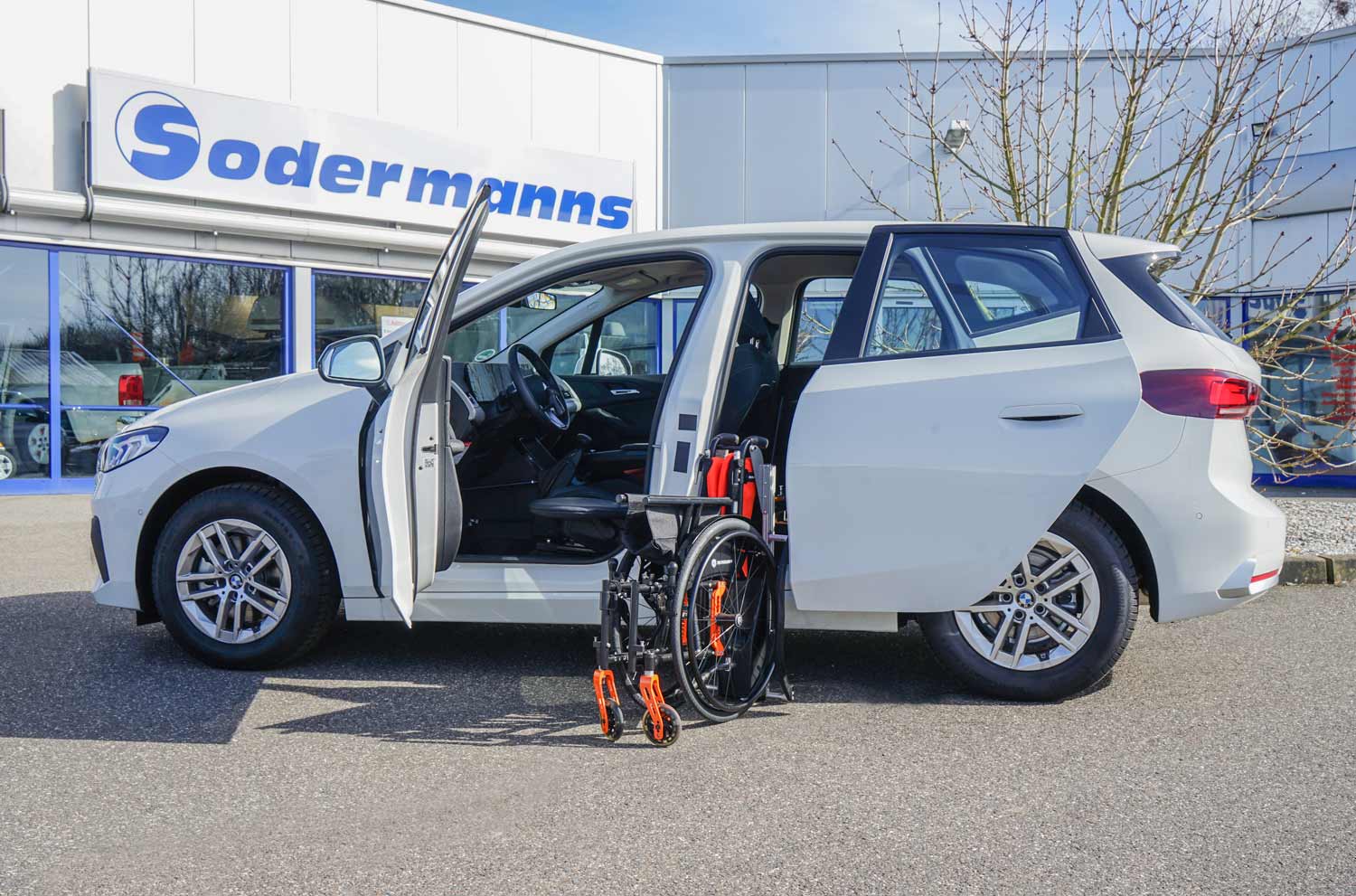 Behindertengerechter BMW 218i Activetourer, Selbstfahrerumbau, Handicap, MFD, Handgerät, Rutschbrett, Rollstuhlverladesystem, Sodermanns
