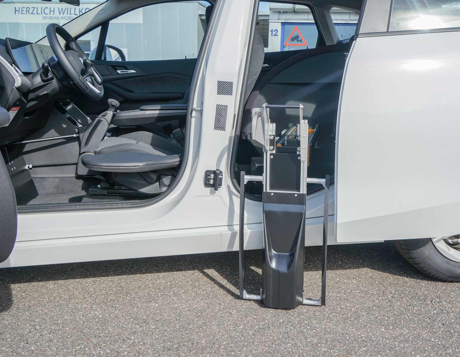 Behindertengerechter BMW 218i Activetourer, Selbstfahrerumbau, Handicap, MFD, Handgerät, Rutschbrett, Rollstuhlverladesystem, Sodermanns