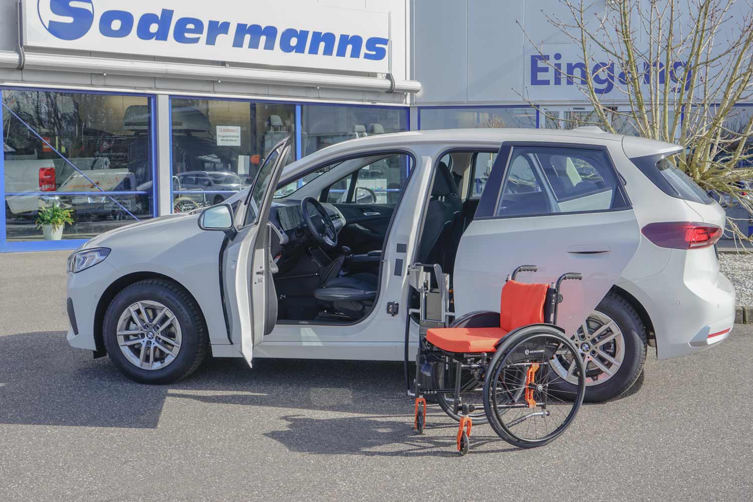 Behindertengerechter BMW 218i Activetourer, Selbstfahrerumbau, Handicap, MFD, Handgerät, Rutschbrett, Rollstuhlverladesystem, Sodermanns