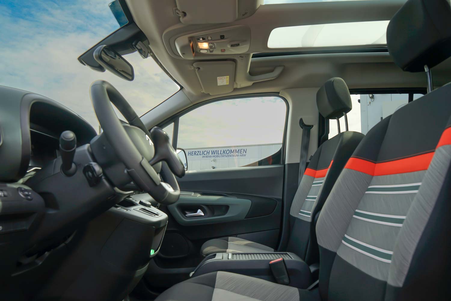 Behindertengerechter Citroen E-Berlingo, LP Range, elektronisches Linksgas, Multifunktionslenkraddrehknauf, elektronische Sonnenblende, Sodermanns