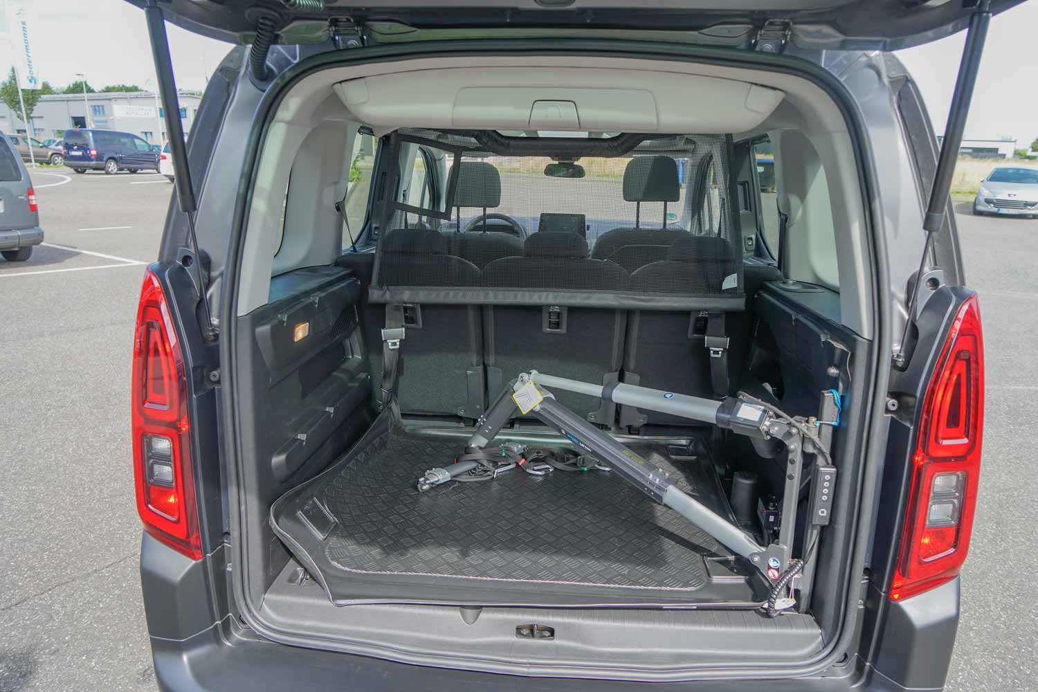 Behindertengerechter Citroen E-Berlingo, LP Range, elektronisches Linksgas, Multifunktionslenkraddrehknauf, elektronische Sonnenblende, Sodermanns