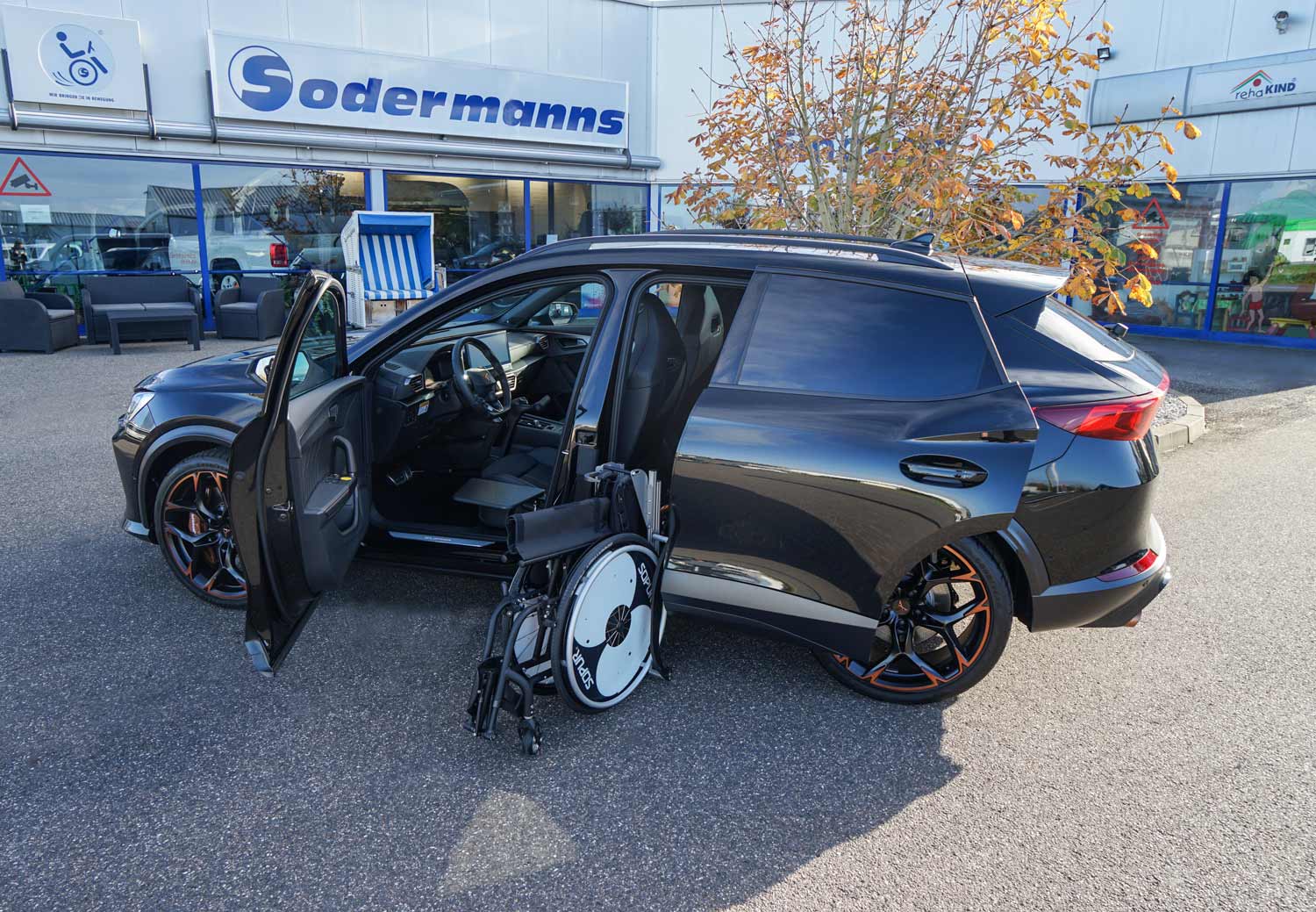 Behindertengerechter Cupra Fermentor, Selbstfahrerumbau, Handgerät Gas & Bremse, LDK, Rollstuhlverladesystem, Pedalsperre, Sodermanns