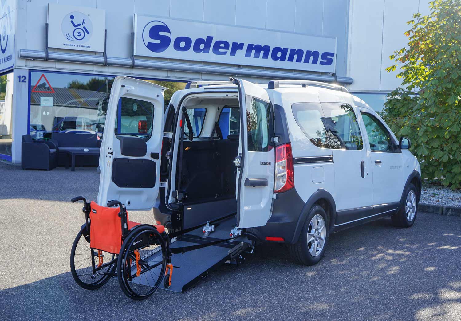 Behindertengerechter Dacia Dokker, Beifahrerumbau, Heckeinstieg, easy flex, Rampe, Schulterschräggurt, Sodermanns