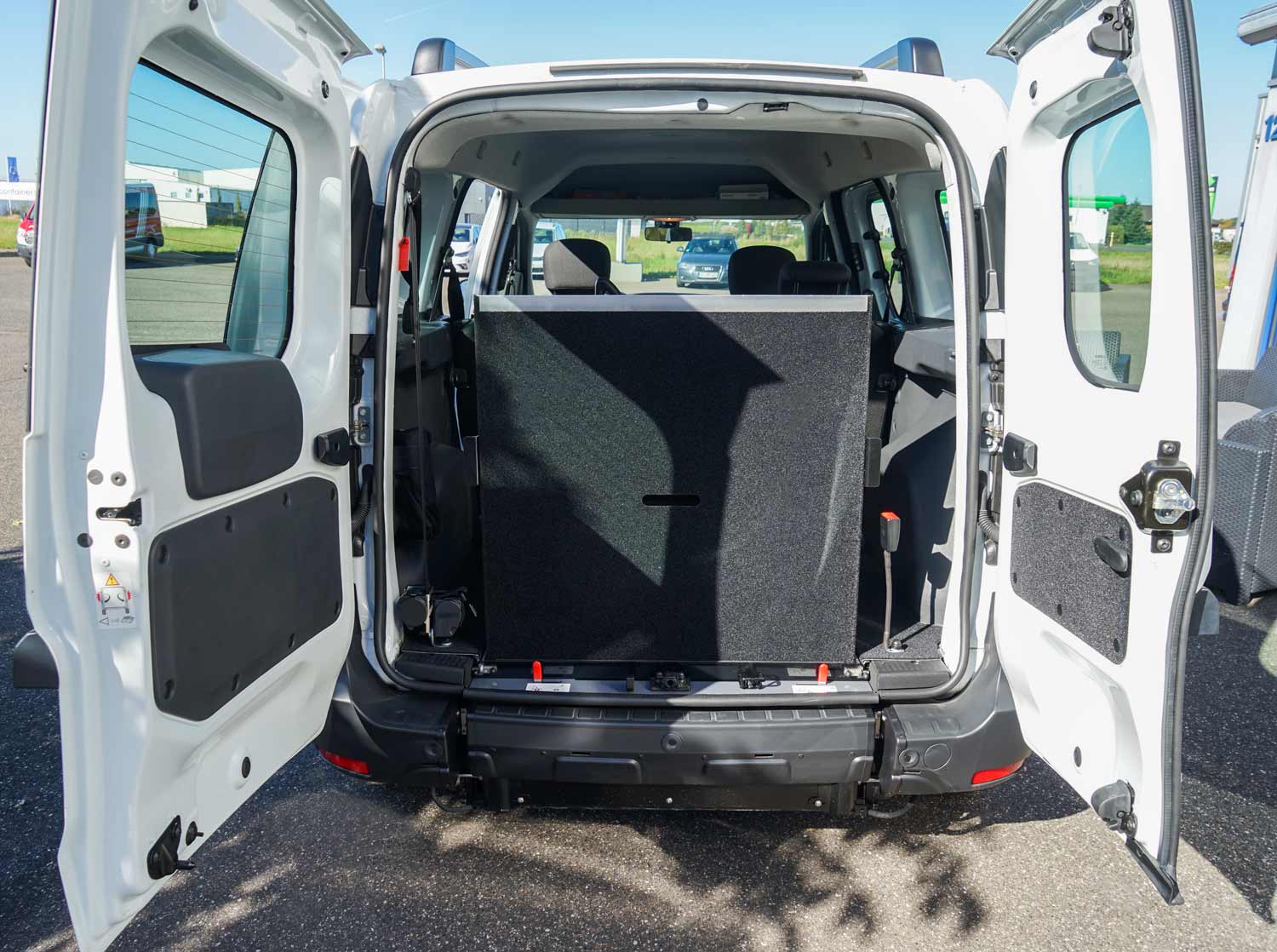Behindertengerechter Dacia Dokker, Beifahrerumbau, Heckeinstieg, easy flex, Rampe, Schulterschräggurt, Sodermanns