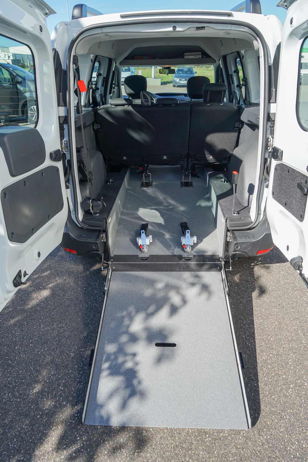 Behindertengerechter Dacia Dokker, Beifahrerumbau, Heckeinstieg, easy flex, Rampe, Schulterschräggurt, Sodermanns